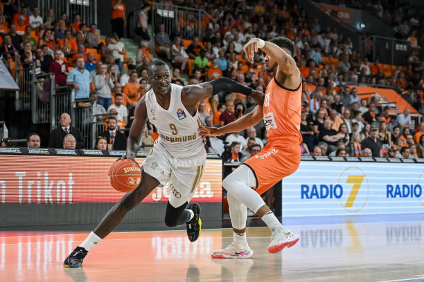 邵佳一：浙江队攻防均衡+青训水平很高 值得我们所有人学习​